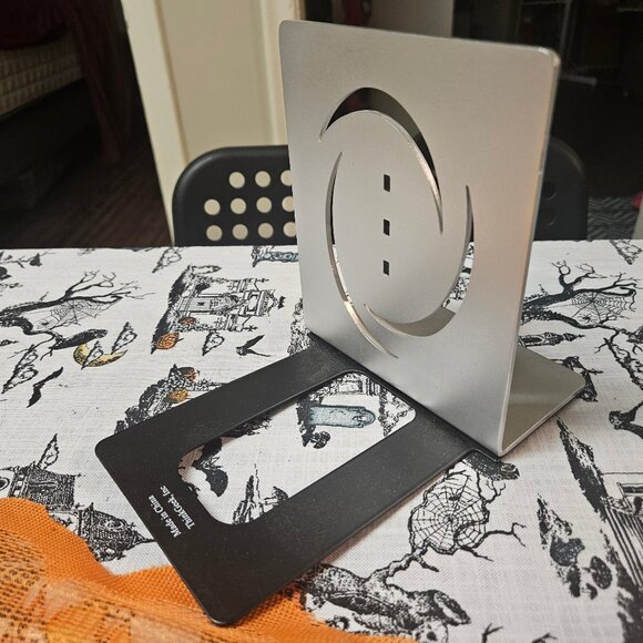 Portal 2 ThinkGeek Bookends Aluminium Video Game Decor - Picture 5 of 12